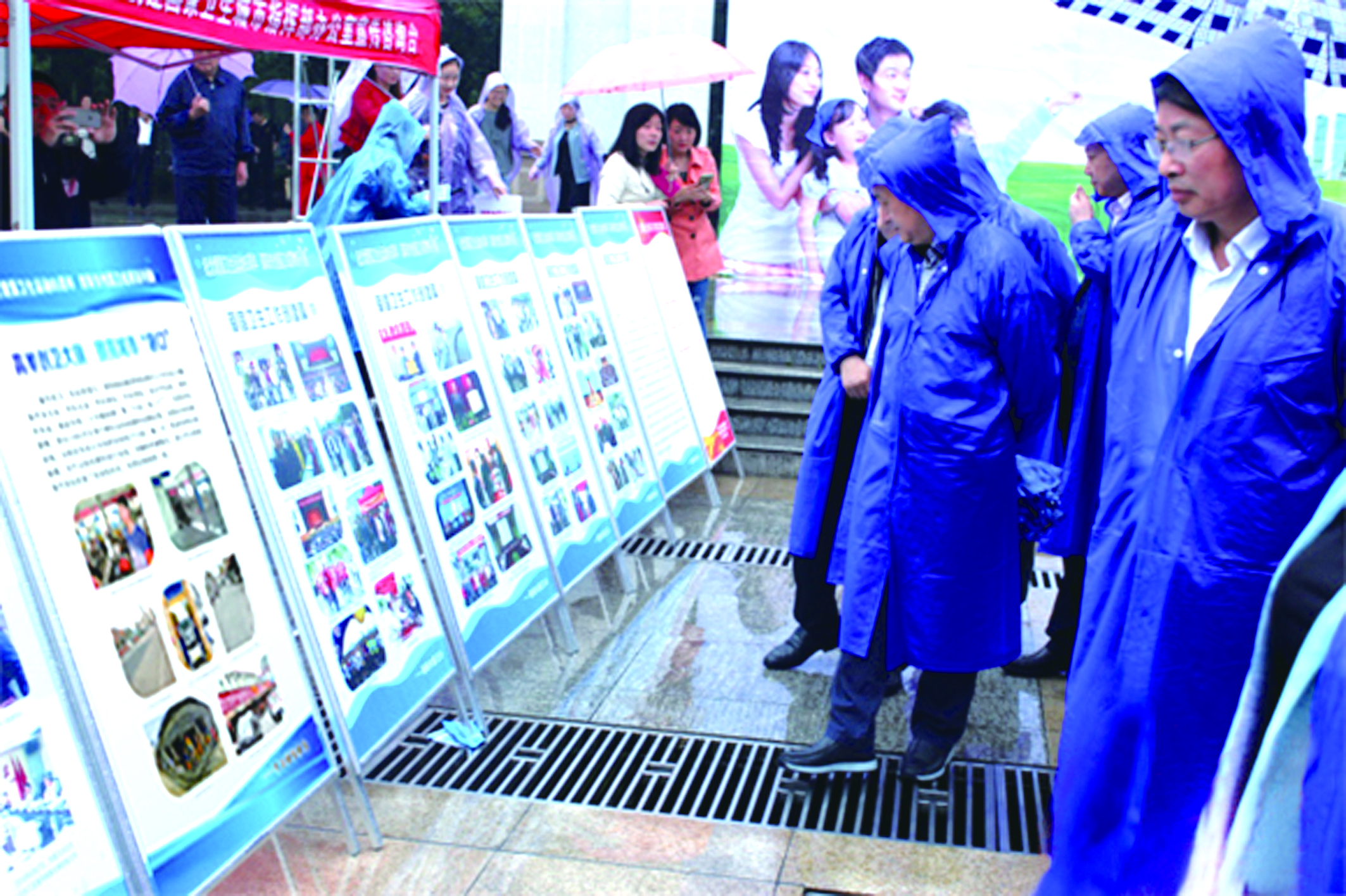 圖為市民冒雨在觀看我司圖文并茂創(chuàng)衛(wèi)成果展板。