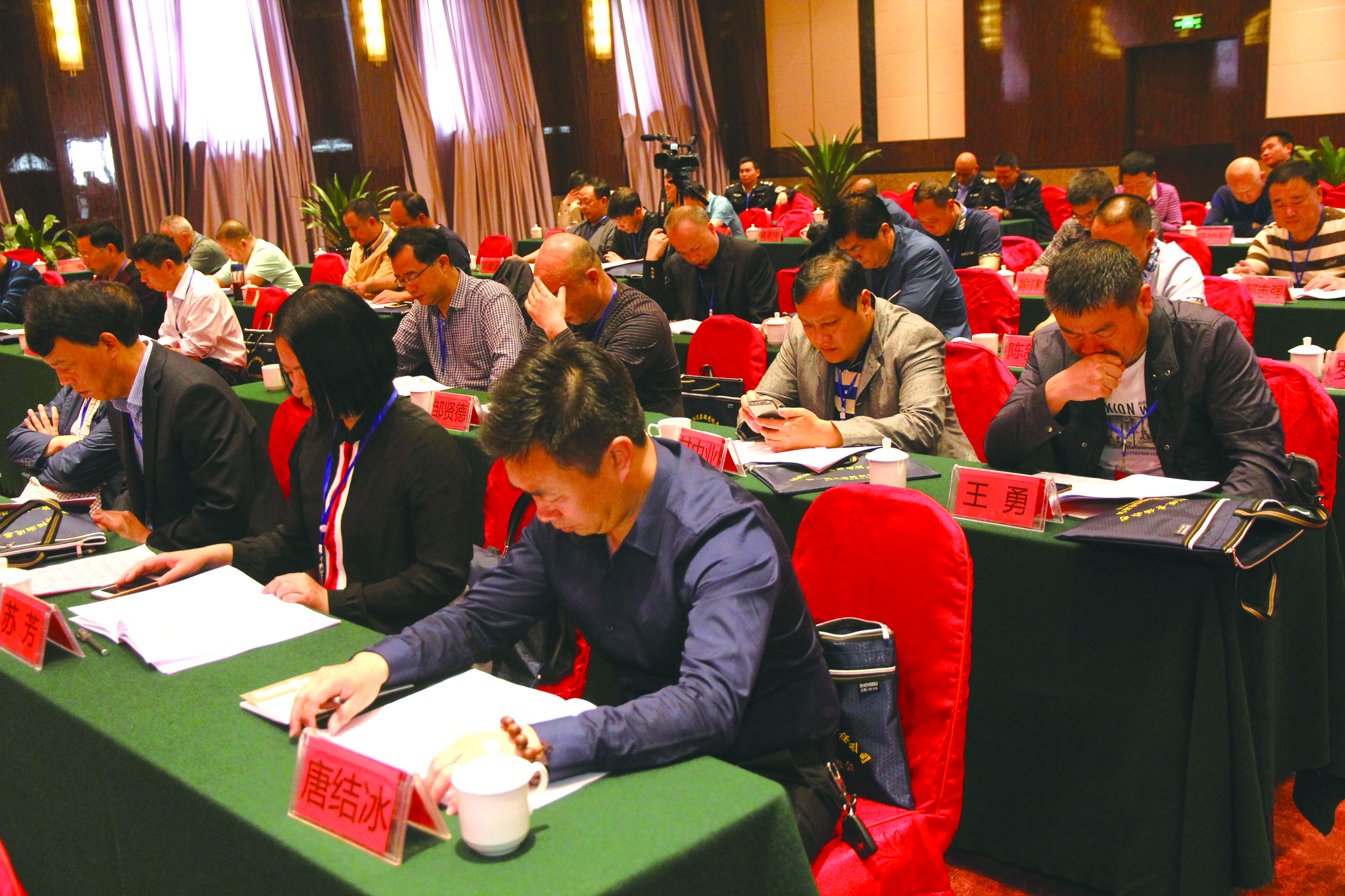 圖為第一屆五次股東代表在認(rèn)真聽取工作報(bào)告。