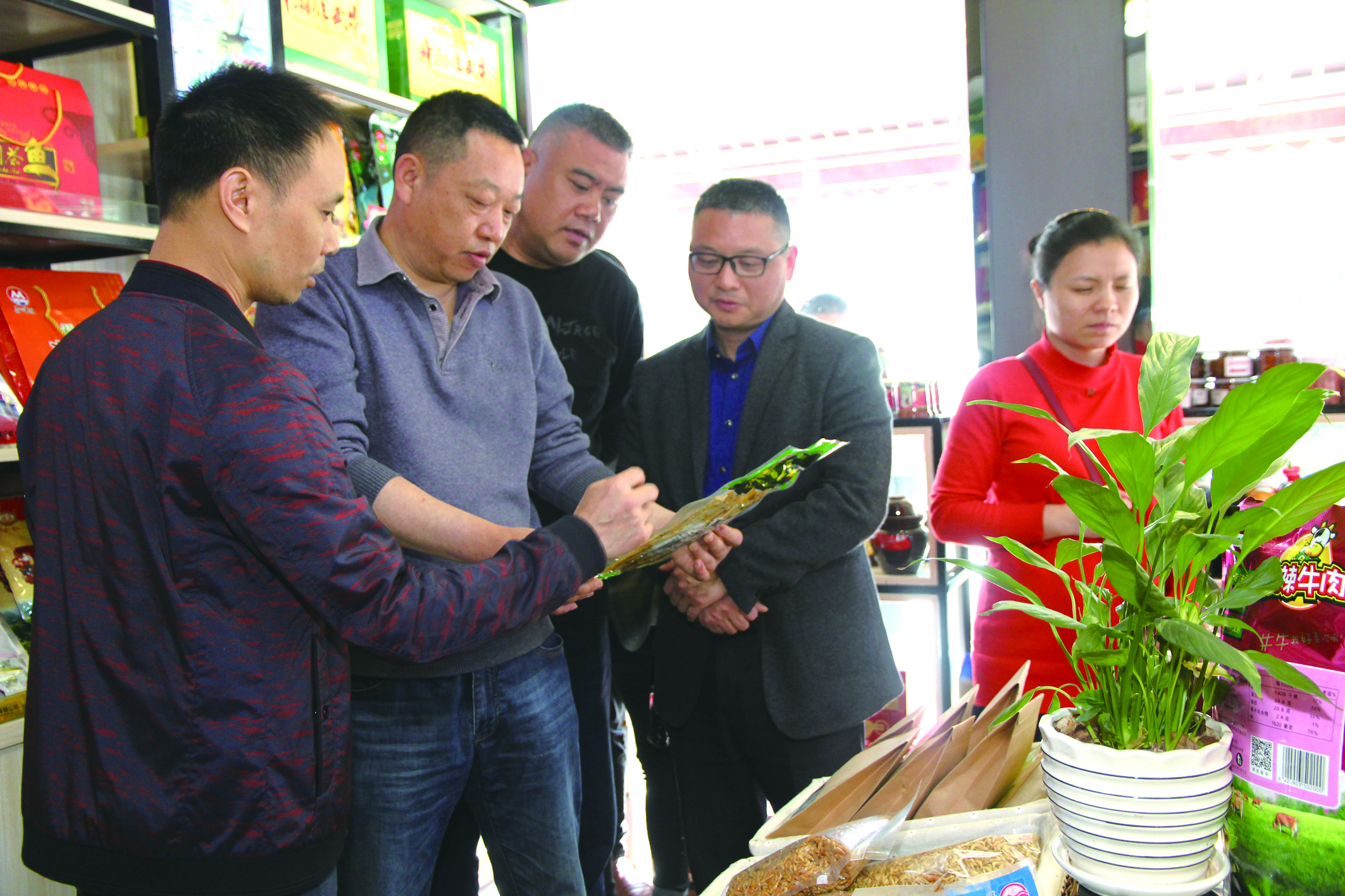 集團公司董事、副總經(jīng)理何偉紅帶領骨干學員在郴汽集團考察“郴味特產(chǎn)”