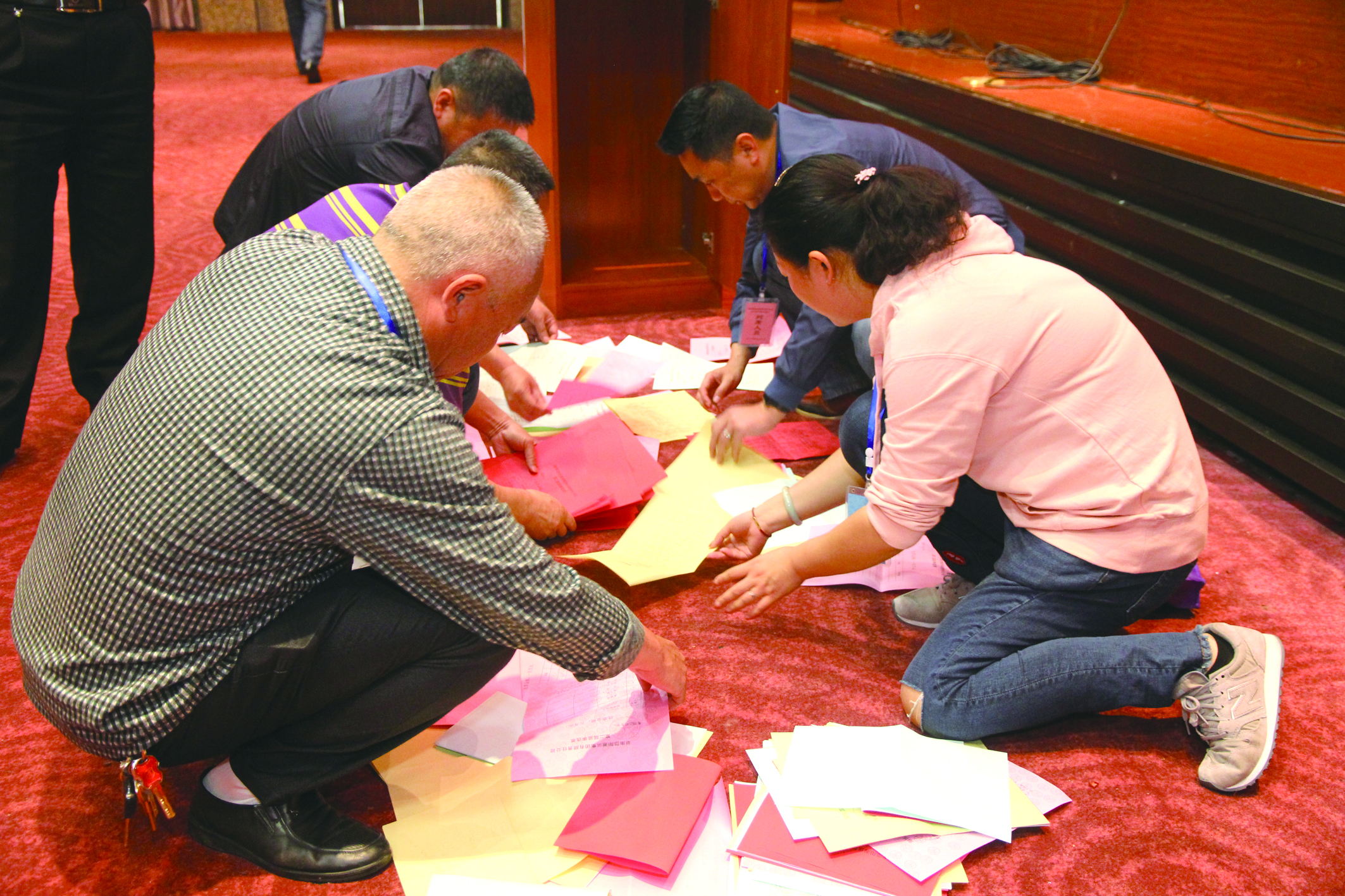 圖為工作人員在仔細(xì)清理選票。