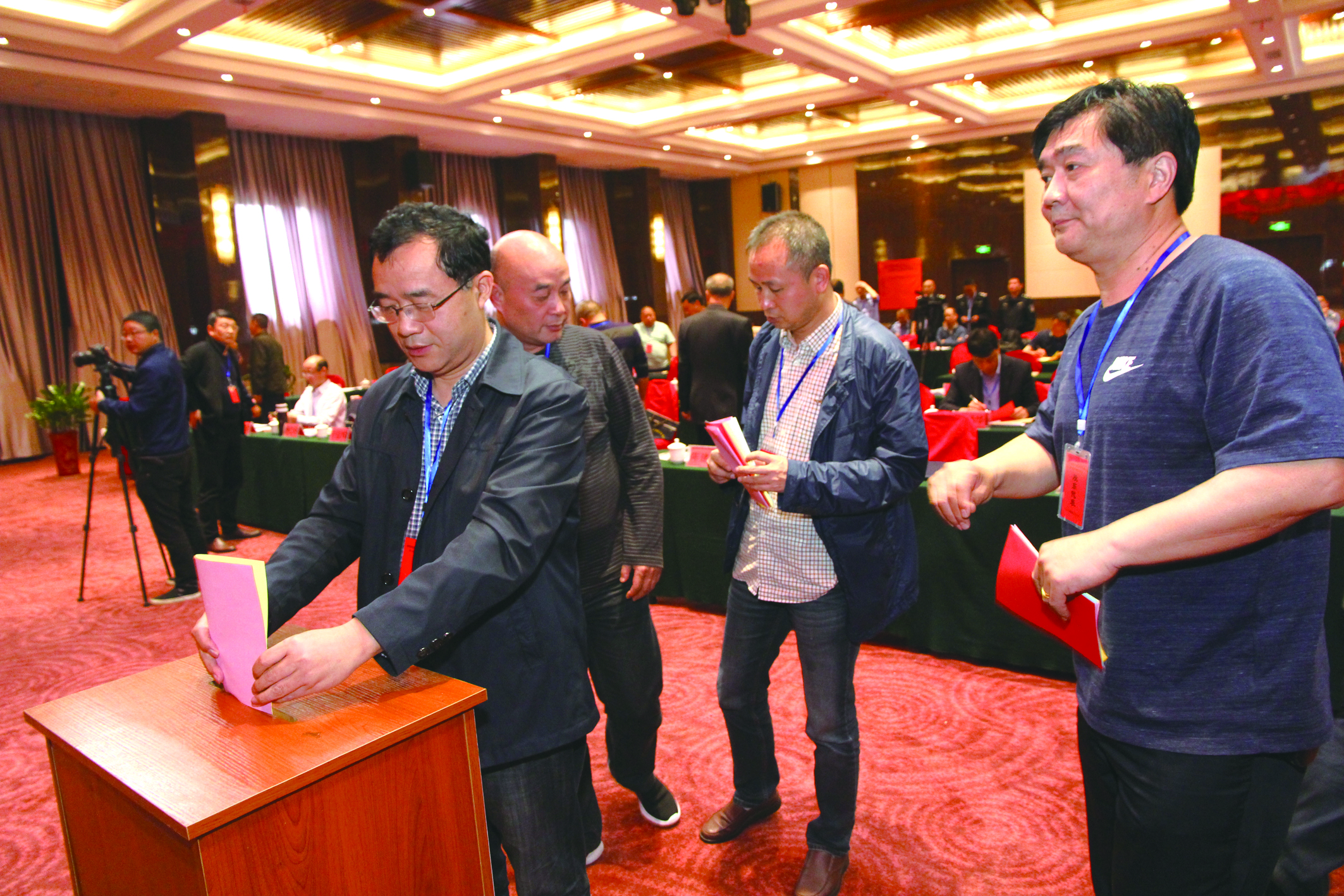 圖為第一屆五次股東代表在投票選舉。