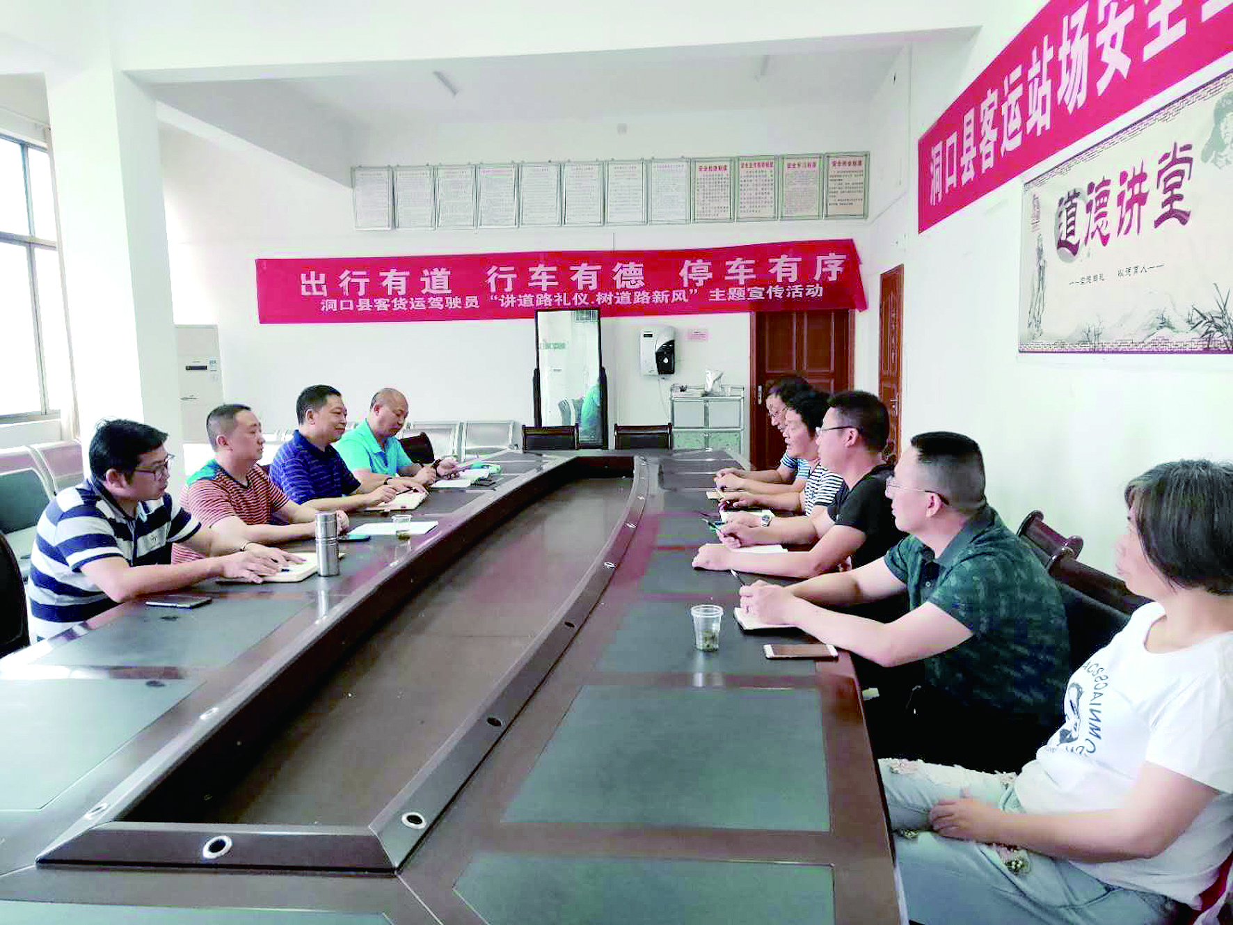 6月12日至13日，集團公司董事、副總經(jīng)理唐新宇率辦公室、房產(chǎn)基建、企管部門負(fù)責(zé)人深入分公司就門面合同等事項進行核查和清理，并對門面經(jīng)營狀況調(diào)研。據(jù)悉，兩天時間核對門面合同144份。 ? 為切實加強企業(yè)內(nèi)部管理，集團公司決定對全司門面管理開展清理，成立集團公司門面清理領(lǐng)導(dǎo)小組以抓好此項工作。圖為唐新宇（左二）在洞口客運分公司部署相關(guān)工作。 祖冠 攝影報道