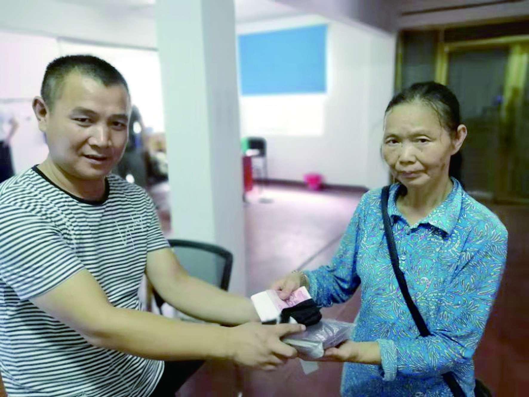 點(diǎn)贊！6500元現(xiàn)金完璧歸趙 （王智春 李高雄報(bào)道）